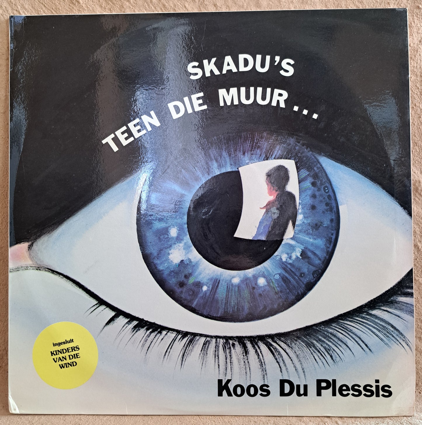 Koos Du Plessis - Skadu's teen die muur...